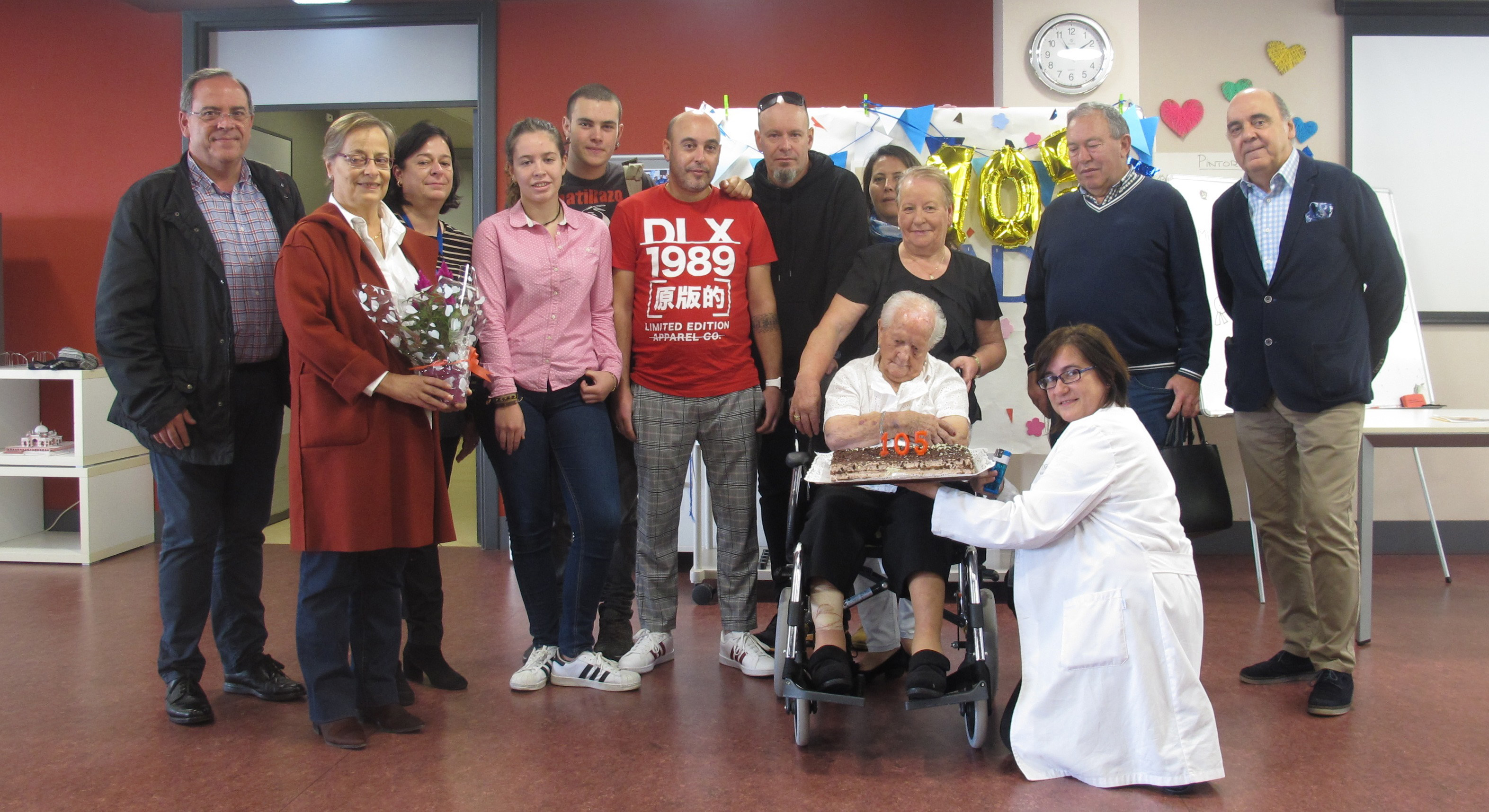 Homenaje en la residencia IMQ Igurco Unbe a Rafaela Sanz Vargas por su 105 cumpleaños